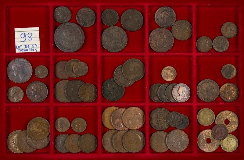 LOT de 57 monnaies dont 48 monnaies en cuivre de George II à George VI (majoritairement de la Reine Victoria)  - et 9 des colonies et possessions en métaux divers. - Dans l’ensemble TB