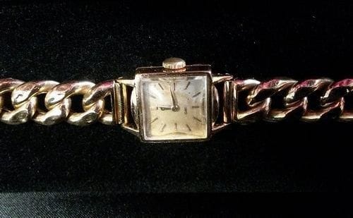 Montre bracelet de dame en or. Bracelet souple en or. Signée OMEGA. Poids brut: 24,33 g