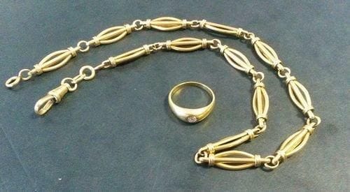 Chaîne giletière en or. On joint une bague jonc en or sertie d'un brillant. Poids brut: 33,66 g