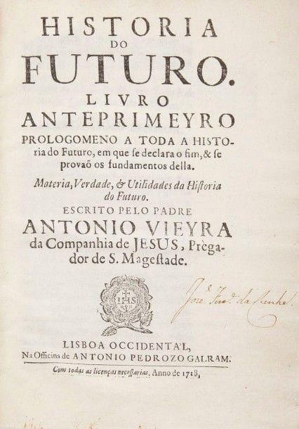 VIEYRA (António)
Historia do futuro. Livro anteprimeyro prologomeno a toda a historia di Futuro, em que se declara o sim, & se provaõ os fundamentos della. Lisbonne: Antonio Pedrozo Galram, 1718. - In-4, (18 ff.), 379 pp. Veau brun, dos à nerfs orné, tranches mouchetées (reliure de l'époque).
Édition originale de ce chef-d'oeuvre de la littérature sacrée baroque.
António Vieyra (1608-1697) avait suivi son père au Brésil où il fit ses études au collège jésuite et rentra dans l'ordre des Jésuites à l'âge de 15 ans. De retour au Portugal il prononça des sermons qui font aujourd'hui partie des chefs-d'oeuvre de la littérature sacrée portugaise. Il retourna au Brésil en 1652 en tant que missionnaire où il lutta pour les droits des Indiens.
En 1661 la haine des colons lui valut la disgrâce. «Il se mit à rédiger son Histoire du futur, commencée en 1649. Il voulait l'achever pour 1666, les milieux influencés par la Cabale considérant cette année comme devant marquer l'avènement du règne du Christ sur le monde, ou cinquième empire. Ce règne devait durer mille ans jusqu'à la venue de l'Antéchrist, amenant la paix entre tous les peuples de l'univers, de toutes races et religions.
Le Saint Office s'émut de la circulation, sous forme de copies manuscrites de cette utopie millénariste et tolérante et fit emprisonner le Père Vieyra durant 18 mois. Il rédigea alors ce Livre avant-premier où il définit l'esprit de prophétie, ainsi que «la nature, la vérité et l'utilité de l'Histoire du futur». Pour lui, le Portugal a été de toute éternité choisi par Dieu pour réaliser un Empire chrétien universel, et le prophète Isaïe peut être considéré comme un «chroniqueur des découvertes du Portugal».
Ce livre avant-premier ne put être publié qu'en 1718, vingt ans après la mort de Vieyra, avec des coupures imposées par la censure et l'inquisition» (catalogue Giraud-Badin, Guérin-Courvoisier, Choix de 120 livres anciens et modernes (1491-1961), 1988, n° 55).
Pièce de titre manquante, cuir rongé 