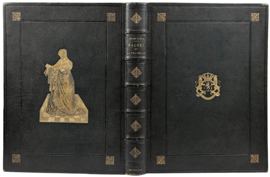 JANIN (Jules)
Rachel et la tragédie. Paris: Amyot, 1859. - Grand in-4, frontispice, (2 ff.), 528 pp., 9 planches. Chagrin vert sombre, double encadrement de filets à froid et fleuron doré aux angles sur les plats, armes dorées au centre du premier plat et plaque dorée représentant Rachel dans le rôle de Monime au centre du second, dos à nerfs orné, dentelle dorée intérieure, tranches dorées (reliure de l'époque).
Édition originale de ce très bel ouvrage de Jules Janin célébrant la carrière de la tragédienne Rachel (1821-1858) qui venait de mourir. Elle est illustrée de 10 photographies hors texte de l'actrice par Henri de Blanchère: la première en frontispice représentant la comédienne d'après un tableau de M. Muller, 8 sur lesquelles on la découvre dans 7 de ses principaux rôles (Hermione, Camille, Monime, Phèdre (2), Roxane, Athalie et Czarine) et la dernière la montrant au Cannet 3 mois avant sa mort.
Il s'agit de l'un des tout premiers livres illustrés par des tirages photographiques originaux.
Un des très rares exemplaires sur grand papier, au format grand in-4, avec les photographies agrandies. Il porte les armes du roi de Hollande à qui il devait être offert mais fut remis par Raphaël Félix, frère de Rachel, au comédien Louis Fortuné Adolphe Laferrière (1806-1877). Il porte ce bel envoi autographe:

En attendant que nous allions ensemble voir celui à qui ce livre était destiné, d'une majesté il va à une autre, ce qui était pour 
le Roi de Hollande est pour mon ami Lafferrière (sic) majesté de notre théâtre Français. Ce 16 Décembre 1859. Raphaël Félix
Ce comédien, très apprécié à l'époque, était avec Frédérick Lemaître et Étienne Mélingue, un des plus fervents défenseurs du drame romantique.
Bel exemplaire. Le second plat est orné de la plaque de l'éditeur représentant Rachel dans le rôle de Monime, faite d'après la photographie correspondante.
Quelques frottements aux coiffes et aux coins. Rousseurs éparses, 9 premiers feuillets tachés dans la ma