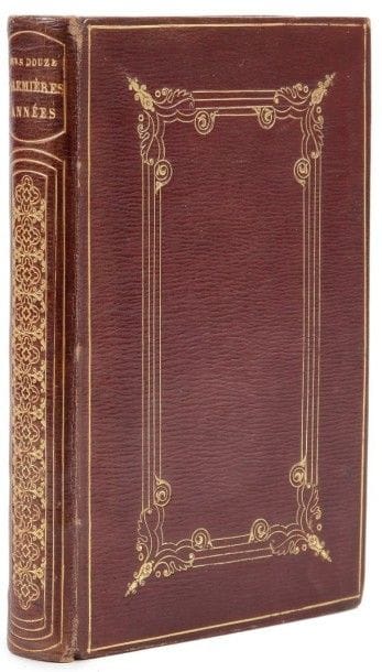 MERLIN (María de las Mercedes Santa Cruz y Montalvo)
Mes douze premières années. Paris, 1831. - In-18, (4 ff.), 253 pp., (1 f. blanc). Maroquin bordeaux à long grain, filet doré en bordure des plats et encadrement central composé de quatre filets dorés coupés aux angles de motifs de feuillage stylisé et de volutes, dos lisse richement orné en long, roulette dorée sur les chasses, tranches dorées (reliure de l'époque).
Édition originale rare, tirée à petit nombre sur papier vélin fort et publiée uniquement pour l'auteur et ses amis.
María de las Mercedes Santa Cruz y Montalvo (1789-1852) était une écrivaine et cantatrice d'origine cubaine. Elle vécut à Madrid et à Paris et épousa le comte Christophe-Antoine de Merlin, général français. C'est à 40 ans passés qu'elle publia Mes douze premières années qui est son tout premier livre et qui forme le début d'une longue série d'ouvrages autobiographiques s'inspirant principalement de sa vie privée et de ses rapports avec Cuba. Celui-ci, comme le titre l'indique, concerne les 12 premières années de sa vie qu'elle passa dans son pays natal.
Quérard fait cette remarque à propos de cet ouvrage: «Cet essai, tenté si timidement, eut un succès complet. Le livre fit du bruit, et sortant bientôt du cercle restreint pour lequel il avait été composé, il fixa l'attention des principaux organes de la presse périodique: des écrivains distingués le signalèrent comme une production pleine de grâce et de naturel» (Quérard, La France littéraire, XI, 1854-1857, p. 317).
Très bel exemplaire en reliure de l'époque, enrichi d'un envoi autographe de l'auteur à Madame Cuvilliers (?). Il provient, selon une note sur la première garde, de la bibliothèque des Goncourt et de la collection de la femme de lettre et mannequin Jeanne Simone de Caillavet, muse et maîtresse d'Anatole France, qui épousa André Maurois en 1926.
Dos très légèrement passé et de très légères et rares rousseurs.
Provenance: Madame Cuvilliers (?), avec envoi autographe de l'auteur. - Bibliothèque des Goncourt (n° 59
