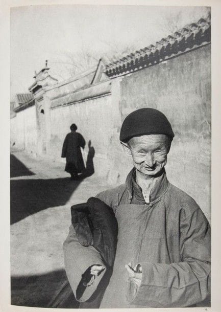 CARTIER-BRESSON (Henri)
Images à la Sauvette. Paris: Verve, 1952. - In-folio, cartonnage illustré de l'éditeur.
Édition originale de cet ouvrage mythique, que Robert Capa n'hésitait pas à qualifier de «Bible pour les photographes».
Conçu par Tériade, il s'agit du premier recueil publié par Henri Cartier-Bresson, proposant une sélection de 126 photographies glanées dans son oeuvre, exécutées entre 1930 et 1950. Une majorité d'entre elles sont devenues de véritables icônes du XXe siècle. L'ouvrage figure dans The Book of 101 books (New York, 2001) qui recense les 101 livres majeurs illustrés par la photographie.
L'édition comporte en outre un cartonnage illustré spécialement par Henri Matisse.
Exemplaire bien conservé, malgré quelques traces de coups sur le premier plat et une petite déchirure sur le second. Quelques cahiers décalés