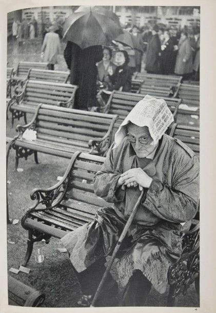 CARTIER-BRESSON (Henri)
Les Européens. Paris: Verve, 1955. - In-folio, cartonnage illustré de l'éditeur.
Édition originale conçue par Tériade, proposant une sélection de 114 photographies d'Henri Cartier-Bresson, exécutées de 1950 à 1955.
Le cartonnage est illustré d'une composition en couleurs, dessinée spécialement pour l'ouvrage par Joan Miró.
Exemplaire parfaitement conservé