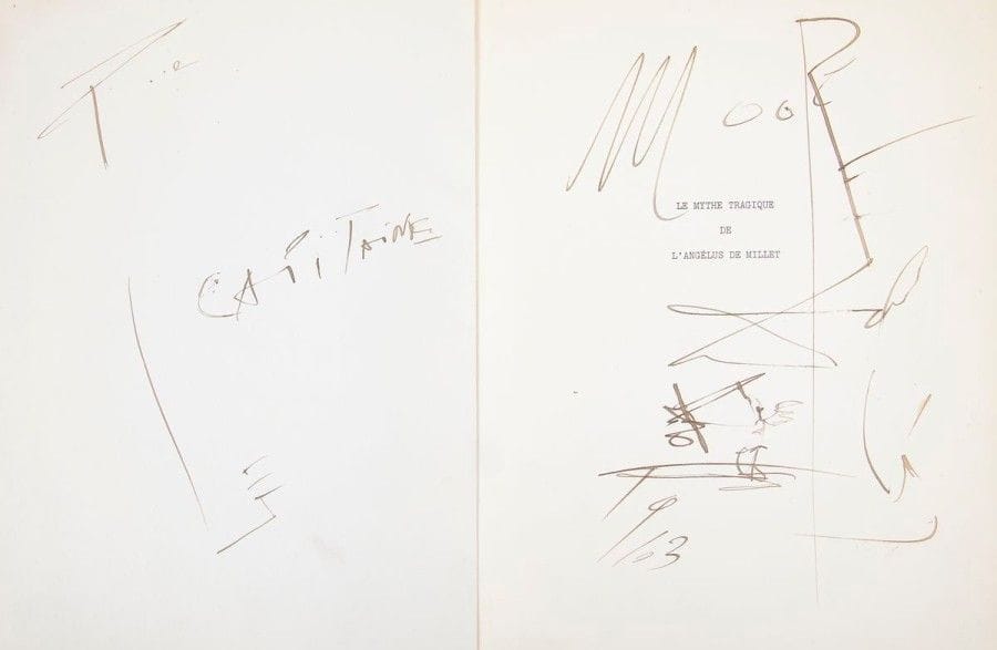 DALI (Salvador)
Le Mythe tragique de l'Angélus de Millet. Interprétation «paranoïaque-critique». Paris: Jean-Jacques Pauvert, (1963). - In-4, 105 pp., (3 ff.). Toile beige d'édition, étiquette et vignette sur le premier plat, ruban de tissu et boucle en métal à la manière d'un cahier scolaire.
Édition originale.
«Dans Le Mythe tragique de l'Angélus de Millet, écrit en 1938, Dalí applique son procédé d'interprétation paranoïaque-critique au tableau de Jean-François Millet, l'analysant en termes d'associations personnelles, irrationnelles et obsessionnelles, produites par les éléments distincts qui le composent. Il renverse ainsi complètement les analyses habituelles de ce maître naturaliste, peintre de la vie paysanne française. Dalí décrit en effet tout un réseau de significations cachées, qui feraient basculer le tableau dans le plus complet érotisme. Pour lui, la fourche plantée dans la terre, avec une avidité résolue pour la fertilité, signifie la pénétration sexuelle. Mais elle évoque aussi le scalpel employé pour la dissection. Des processus paranoïaques irrationnels relient Eros et Thanatos, le sexe et la mort... D'après Dalí, la posture du couple de paysans confirme son interprétation. L'homme essaie de cacher son état d'érection... par la position honteuse et compromettante de son chapeau. La pose de la femme est identifiée à la très libre perforation de la mante religieuse, allusion à l'habitude de l'insecte de dévorer le mâle après la copulation... (Dalí. Le Mythe tragique de l'Angélus de Millet. Éditions Allia, 2011. Note de l'éditeur).
Imprimée à la manière des textes dactylographiés, l'édition est illustrée de nombreuses reproductions photographiques à pleine page en noir ou en couleurs. On trouve en appendice l'Explication d'une illustration des Chants de Maldoror.
PRÉCIEUX EXEMPLAIRE DE JOHN PETER MOORE, DIT LE CAPITAINE MOORE (1919-2005), qui avait été l'homme de confiance de Dalí durant plus de 10 ans. Il contient un envoi autographe de l'artiste sur de