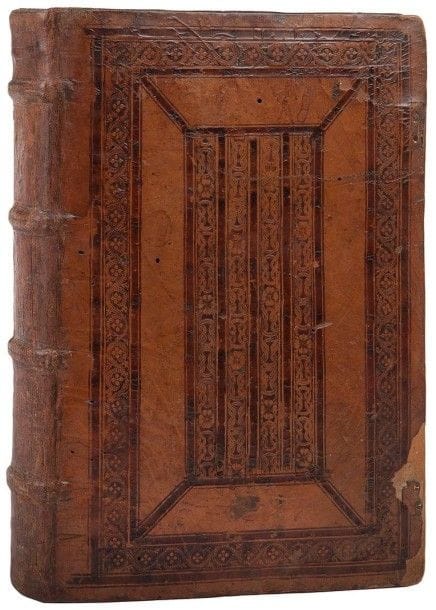 ERASME
Adagiorum chiliades tres, ac centuriae fere totidem. Tübingen: Thomas Anshelm pour Louis Hornecken, mars 1514. - In-folio, (26 ff.), 249 ff., (1 f. blanc). Veau havane sur ais de bois, plats ornés d'un décor de roulettes et de filets à froid, dos à nerfs, traces de fermoirs (reliure de l'époque).
Édition estimée et rare imprimée par Thomas Anshelm des Adages d'Érasme dont la première édition parut en 1500.
Ce livre est certainement l'un des plus grands succès d'Érasme. Il s'agit de notes de lecture, dont le choix était avant tout pédagogique. Les principaux auteurs cités sont Cicéron, Homère, Plutarque, Aristophane, Horace, Plaute, Athénée de Naucratis, Lucien de Samosate, Aristote, Pline l'Ancien, Tite Live et Virgile. «En publiant ses Adages, Érasme apportait une contribution décisive à l'élaboration de la langue humaniste et à la mise en place de références communes à toute son époque» (Les Adages d'Erasme, presentes par les Belles Lettres et le GRAC (UMR 5037), 2010, p. 6).
Cette édition propose 3260 adages, divisés en 3 chiliades, ou 3 séries de 1000 adages, plus 260 adages qui forment le début de la 4e chiliade. La première édition de 1500 ne possédait que 820 adages et celle de 1536, année de la mort d'Érasme, en réunira 4151. On trouve en tête les indispensables index.
Exemplaire dont les doublures et les dernières gardes sont chargées de notes en français et en latin concernant l'ouvrage, datées de 1562-1563. Les marges possèdent également quelques annotations de l'époque ou de la seconde moitié du XVIe siècle.
Bel exemplaire dans sa reliure parisienne strictement d'époque au décor estampé à froid. Ce décor présente deux styles de roulettes. La première, utilisée pour l'encadrement extérieur, est formée de volutes de fleurettes, la seconde, placée en bandes verticales au centre, propose un motif d'entrelacs de cordages.
Quelques manques de cuir notamment aux coins et au niveau des anciens fermoirs. Le dos a été très habilement restauré. Tr