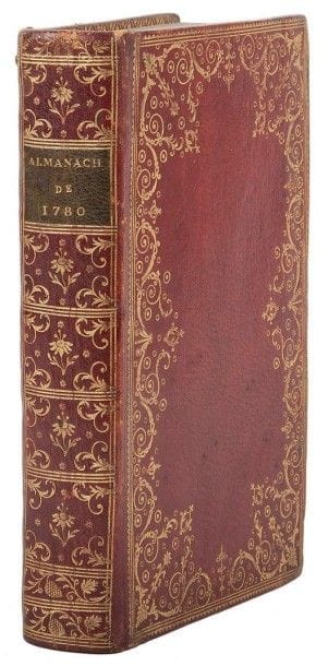 [ALMANACH]. ALMANACH ROYAL, année bissextile M. DCC. LXXX. Paris: d'Houry, 1780. - In-8, 656 pp. Maroquin rouge, plats ornés d'un décor à la dentelle dans un encadrement composé d'un double filet et d'une roulette à dents de rat, dos lisse orné, roulette dorée intérieure, doublures et gardes de tabis bleu, tranches dorées (reliure de l'époque).
Très bel exemplaire en reliure de l'époque ornée d'un décor à la dentelle composé de fers ornementaux incluant un joli motif floral aux angles.
Petits coups sur le premier plat et de légers frottements aux coiffes