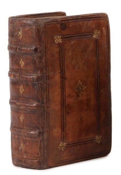 MAROT (Clément)
[Oeuvres]. Lyon: Jean de Tournes, 1558. - 2 parties en un volume in-16, (13 ff.), 597 pp.; 314 pp., (1 f.). Veau fauve, plats ornés d'un double cadre de filets à froid et de fleurons dorés aux angles et au centre, dos à nerfs orné, tranches dorées et ciselées (reliure de l'époque).
Belle et rare édition des oeuvres de Clément Marot, réimpression de celle de 1553. Divisée en deux parties, la première comporte les oeuvres poétiques (Opuscules - Élégies - Épîtres - Ballades - Chants divers - Rondeaux - Chansons - Épigrammes - Épigrammes à l'imitation de Martial - Étrennes - Épitaphes - Cimetière - Complaintes) et la seconde les traductions de Virgile, Ovide, Pétrarque, etc.
L'édition est illustrée de 22 vignettes gravées sur bois par Bernard Salomon pour la traduction des Métamorphoses d'Ovide et d'un portrait en médaillon de l'auteur sur le titre, réalisé par le même artiste et paraissant ici pour la première fois. Il sera repris notamment dans les éditions de 1559, 1573, 1579 et 1589. Le titre introduisant la partie consacrée aux traductions, est compris dans un bel encadrement de rinceaux.
Exemplaire en reliure de l'époque aux tranches joliment ciselées, bien conservé malgré quelques frottements d'usage et de petites craquelures. Il manque la première garde blanche. Ex-libris manuscrits anciens effacés et découpés sur la page de titre. La partie découpée dans la marge inférieure a été réparée