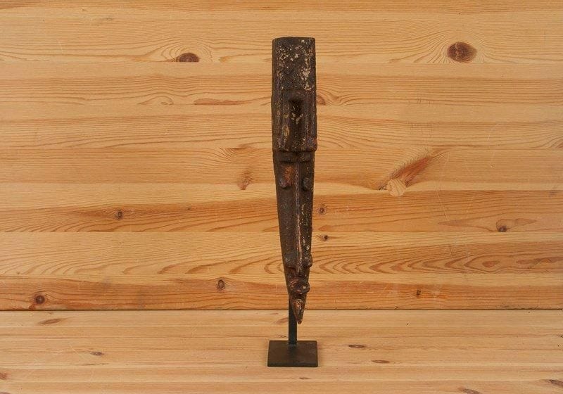 IJO (Nigéria)

Masque cimier.
Sculpture de visage humain au long nez effilé, patine croûteuse laissant apparaître une couleur rouge sous-jacente.
H.: 33 cm