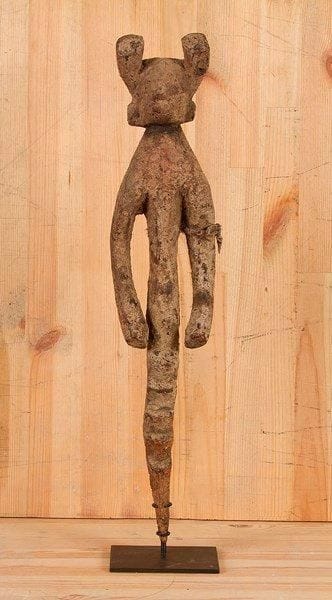 KANTANA / MAMA (Nigéria)

Piquet de protection agricole mais aussi médicinale, sculpté d'une représentation anthropozoomorphe. Importante patine croûteuse de libations.
H.: 55,5 cm

Provenance: collection particulière Bordeaux