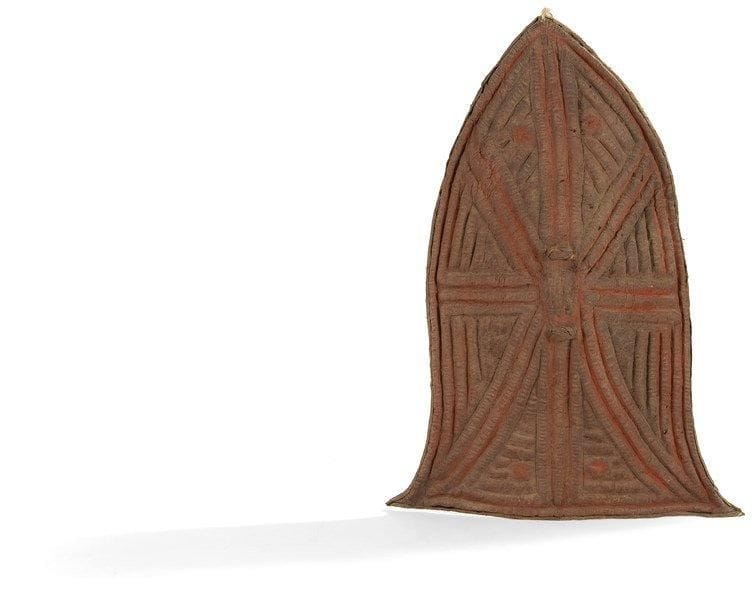 KIRDI WANDALA (Cameroun)

Deux boucliers de combat en peau de buffle repoussée, campaniformes, ornés d'un motif géométrique d'entrelacs linéaires en relief, umbo central, zones creuses badigeonnées d'ocre rouge. Belle ancienneté.
H.: 97 cm et 110 cm - L.: 56 cm et 78 cm

Bibliographie: M. A. Zirngibl, «African shields», Panterra, 1992, p. 53, n°37
