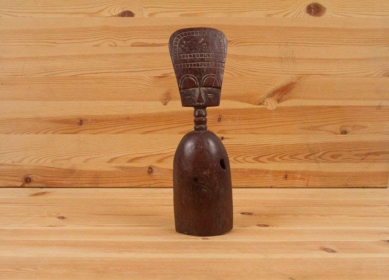 FANTI (Ghana)

Poupée.
Bois à patine brune.
H.: 32 cm