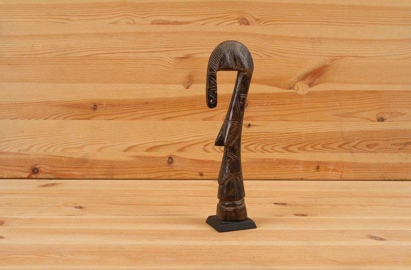 Mossi (Burkina Faso)

Poupée en bois à patine brune, décorée de glyphes géométriques.
H.: 25 cm
