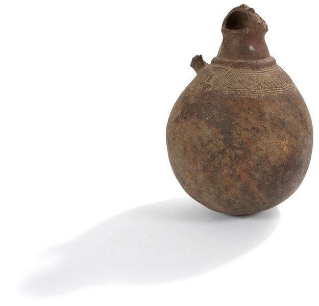 JEN (Nigéria)

Pot médicinal en terre cuite à patine brune, l'ouverture correspondant à une bouche grande ouverte. Petit signe phallique, une main.
H.: 30 cm