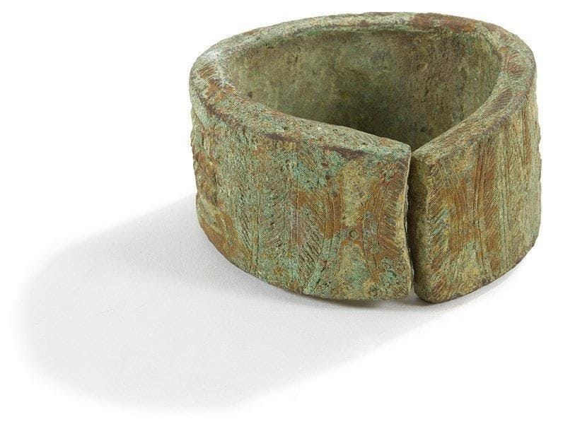 CROSS RIVER (Nigéria)

Paire de monnaies 
En bronze à patine d'enfouissement, décors géométriques. 
D.: 9 cm - Épaisseur: 4,5cm