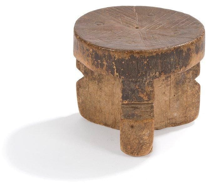 PEUL (Guinée)

Petit tabouret rond à trois pieds, originaire du Fouta Djalon. Patine brune, décoration géométrique.
H.: 15 cm - D.: 16,5 cm