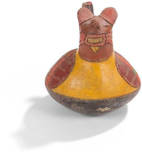 Vase zoomorphe en forme d'oiseau.
La céramique Paracas se caractérise par des couleurs vives mises en valeur par des traits gravés. L'oiseau aux ailes repliées présente la particularité d'avoir une tête de jaguar. 
Terre cuite gravée à décor polychrome.
Culture Paracas, Pérou.
400 - 100 av. J.-C.
H.: 9 cm - L.: 13 cm - Épaisseur: 9 cm
État: Bon. Petites usures de polychromie.

Provenance: Collection privée, France