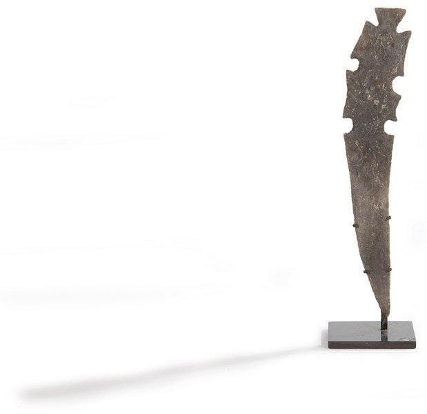 Excentrique.
Silex brun foncé.
Culture Maya, Mexique - Guatemala.
450 - 750 ap. J.-C.
H.:18,5 cm - l.: 3,5 cm - Épaisseur: 0,5 cm

Provenance: Collection privée, France