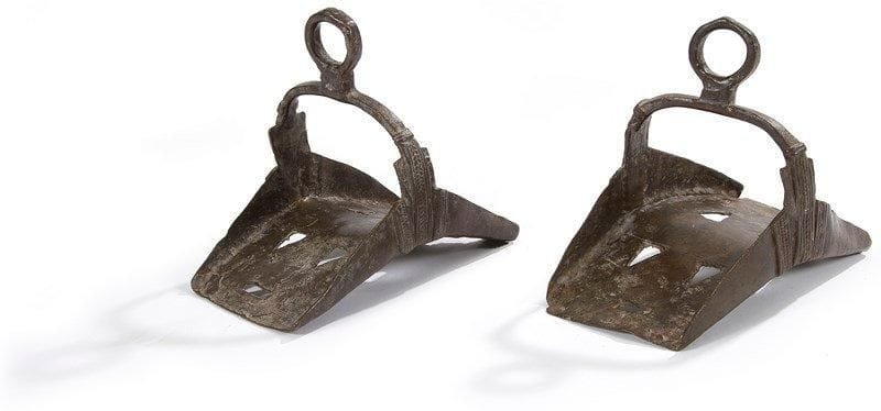 SONGHAI (Mali et Burkano-Faso)

Paire d'étriers en bronze à cire perdue, belle patine brune de grande ancienneté.
H.: 16 cm - L.: 19 cm

Bibliographie: A. Blandin, «Bronzes d'Afrique de l'ouest», 1988. p.22