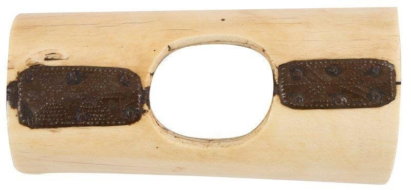GURUNSI (Burkina-Faso)

Manchette en ivoire.
Ivoire de grande ancienneté, porté au niveau du bras, présentant une belle restauration «indigène», démontrant ainsi l'importance de tels objets. Patine blonde, plaques d'aluminium. Circa 1930.
L.: 24 cm - L.: 11 cm

Bibliographie: G.Speranza, «Objets blessés», Musée du quai Branly, Pais, 2007