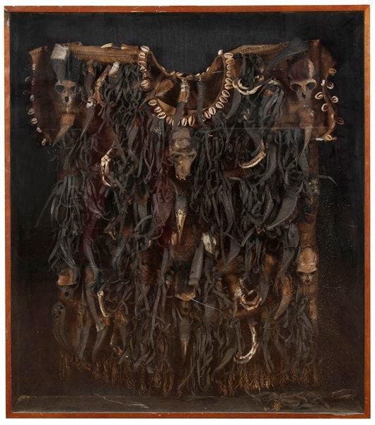 Mossi (Burkina Faso)

Manteau de protection.
Tunique en coton tissé sur laquelle sont attachés des cauris, des crânes de singes, des becs de calaos, des amulettes en cornes («Namti bo»). Ce manteau avait le pouvoir de protéger celui qui le portait de blessures au combat. Il était transmis comme symbole du pouvoir.
Dans un cadre d'origine: 84 x 80 cm

Provenance: Cette «armure de guerre» a été la propriété de NABA KOM II, 34e Mogho Naba (Roi) du royaume Mossi de Ouagadougou de 1905 à 1942, dynastie des Oubri créée en 1220. Il en a fait don à Mgr Joanny THEVENOUD, Père Blanc missionnaire d'Afrique, Evêque de Ouagadougou de 1921 à son decès en 1949. Personnalité ayant eu une influence énorme pour la fondation de l'Eglise de Haute Volta, pionnier du développement tant économique que social, en particulier pour donner à la femme voltaique ses droits et sa dignité. 

Provenance: Succession Thévenoud 1956, collection Van Overbecque 1970, collectio nNathan, Paris, 2013.

Bibliographie: pour une «armure de guerre» proche cf. Musée du Houet, Ouagadougou, ayant appartenu au Roi Massa Nina Traoré
