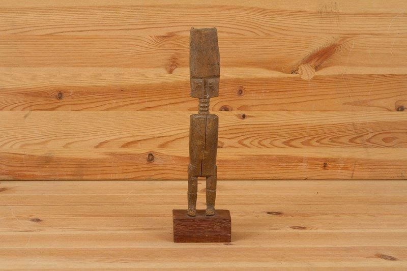 FANTI (Ghana)

Poupée.
Caractéristique des canons de beauté des Akan, alliant un équilibre parfait des formes à un traitement minimaliste des lignes du corps. Cou annelé, yeux «suspendus», coiffe allongée. Patine ancienne mate.
H.: 23,5 cm
(Usures).

Provenance: ancienne collection du Dr Vessier, Paris