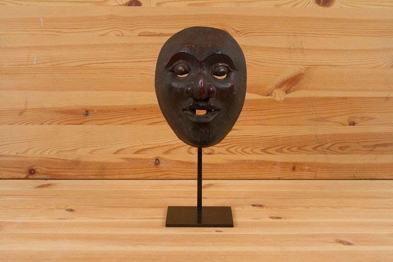 Bali (Indonésie)

Masque.
Très beau masque du théâtre balinais, le nez proéminant, les yeux et la bouche rieurs.Très belle patine noire et rouge.
H.: 19 cm