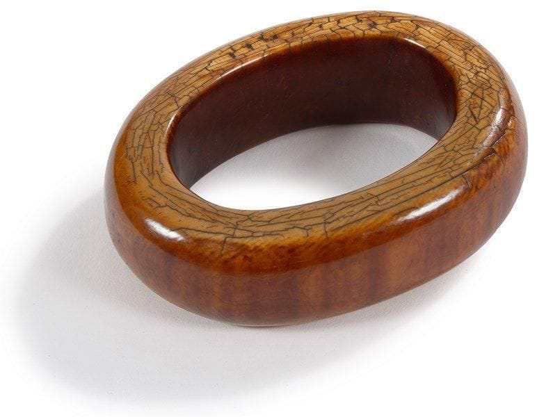 Bamileke (Cameroun)

Bracelet.
Ivoire de forme ovale, patine brun rouge, circa 1930.
Épaisseur: 2,5 cm - D.: 11 cm