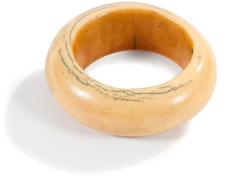 Bamileke (Cameroun)

Bracelet.
Ivoire à patine blonde, circa 1930.
Épaisseur: 2,8 cm - D.: 9,5 cm