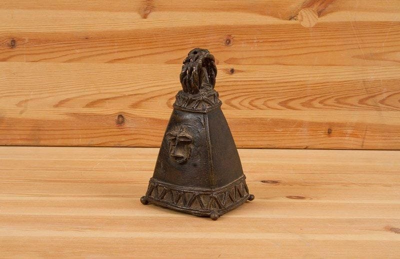 YOROUBA (Nigéria)

Cloche ljebu.
En bronze, ornée d'un visage en haut relief et d'un décor géométrique. Belle patine brune.
H.: 16,5 cm