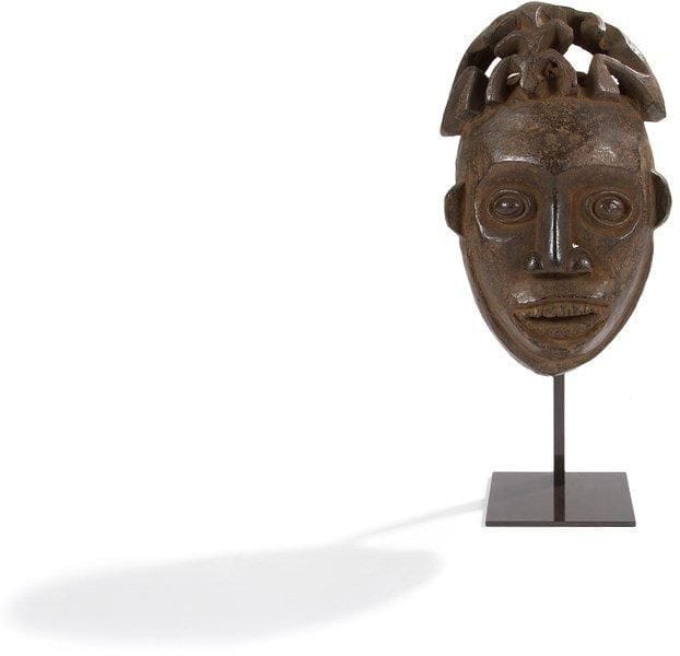 TIKAR (Cameroun)

Masque de très grande ancienneté, à patine noire luisante, de style naturaliste, la bouche montrant les dents, la tête ornée d'animaux stylisés. Masque récolté dans la région de Magba, en pays Tikar limitrophe des Bamoum mais dont le style se retrouve aussi dans les grasslands de l'est (Oku, Nso). Circa 1920/1930.

Provenance: collection particulière Paris
