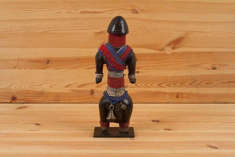 NAMJI (Cameroun)

Poupée de fertilité 
En bois à patine noire luisante, la tête en forme de casque, perlage du tronc, du cou, petits bronzes et amulette.
H.: 28,5 cm 

Provenance: collection particulière Cannes / Paris