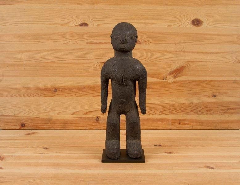 VERRE (Nigéria)

Statuette de sexe feminin, de forme trapue, recouverte d'une épaisse patine croûteuse.
H.: 33,5 cm

Provenance: collection particulière Bordeaux, collectée in situ en 1970 dans la region de Sugu (Alantika montains)
