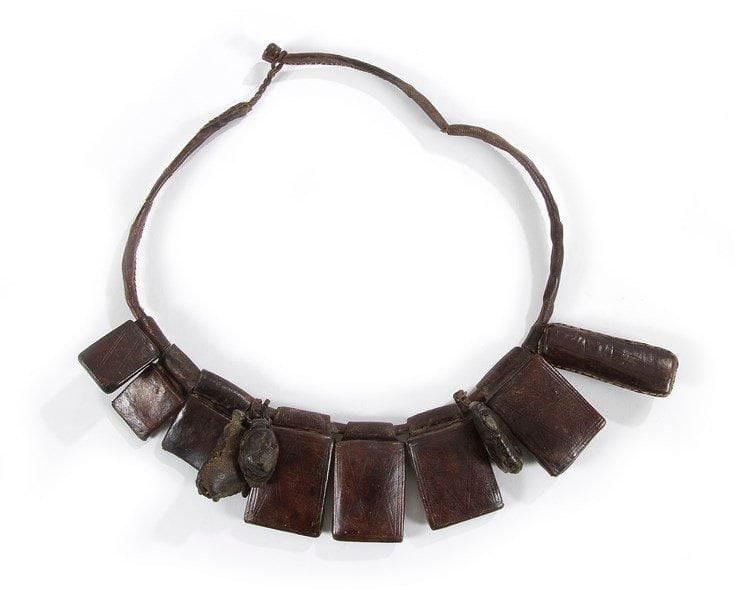KOTOKO (Tchad)

Ceinture talisman
«Putchu guinadji», littéralement «cavalier contre la folie». La fonction de cette ceinture de cuir, à laquelle sont accrochés des talismans et des chevaux en bronze enveloppés de cuir, est de protéger le porteur d'un acte de sorcellerie pouvant entraîner une possession des esprits et des anomalies du comportement psychique.
Ceinture de neuf talismans et de deux cavaliers dans une enveloppe de cuir.
L.: 76 cm

Bibliographie: Pr P. Peroni, «Putchu guinadji», 2011, tribale primary art, p.216-238, p.280-284