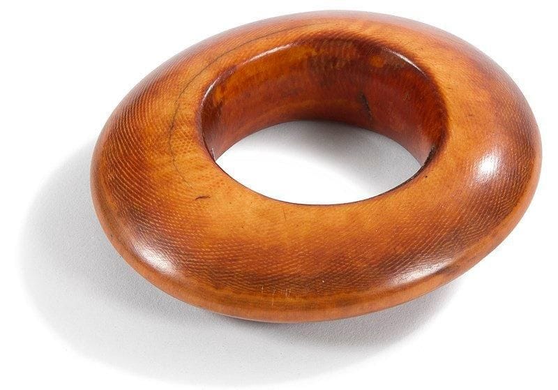 IDOMA (Nigeria)

Bracelet en ivoire.
Bracelet de jeune fille de belle qualité, patine brun-rouge. Circa 1930.
D.: 9,5 cm