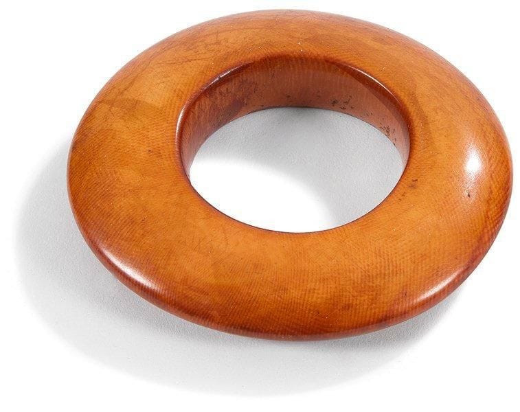 IDOMA (Nigeria)

Bracelet en ivoire.
Bracelet de jeune fille de belle qualité, patine brun-rouge. Circa 1930.
D.: 9 cm