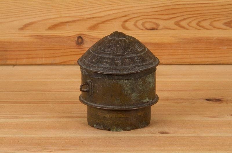 AKAN / ASHANTI (Ghana)

Boîte à onguents.
Cette boîte en laiton appelée «Forowa», décorée de motifs géométriques et floraux, est utilisée pour ranger des objets précieux mais aussi comme pot à cosmétiques. Belle patine brune de grande ancienneté.
H.: 10 cm - D.: 9,5 cm
(Usures).

Provenance: ancienne collection du Dr P. Amiel, Paris.

Bibliographie: A. Blandin, «Bronzes d'Afrique de l'ouest», 1988, p.170