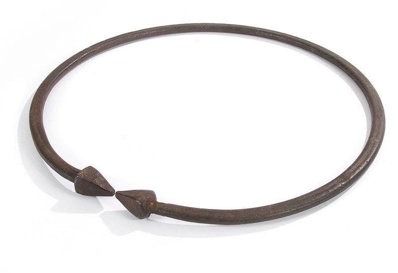 CHAMBA / VERE (Nigéria)

Monnaie. 
Importante monnaie en fer gravé servant aux opérations commerciales mais aussi aux échanges à caractère social ou rituel. Elle est un pendant de l'est Nigeria aux torques-manilles des Yorouba.
D.: 52 cm