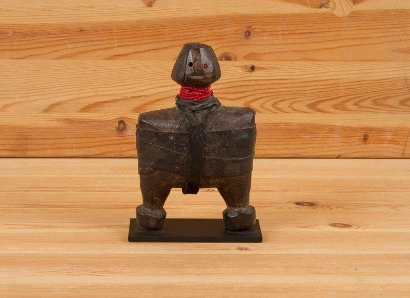 NAMJI (Cameroun)

Poupée trapue au torse sans bras, entourée de cuir, colliers de perles rouges. Patine brune.
H.: 16 cm - L.: 10 cm