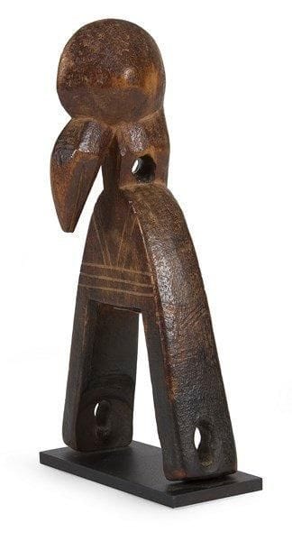 SENOUFO (Mali et Rép. Côte d'Ivoire)

Poulie de métier à tisser.
Représentant un calao, oiseau sacré porteur des âmes des morts. Patine brune, belle usure.
H.: 16,5 cm