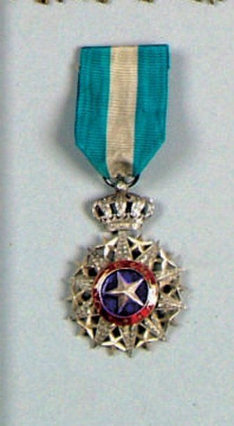 FRANCE (protectorat) Ordre du Nicham El Anouar (1887-1888-1896)
Argent, émail, ruban. SUP. A appartenu au général Freydenberg.