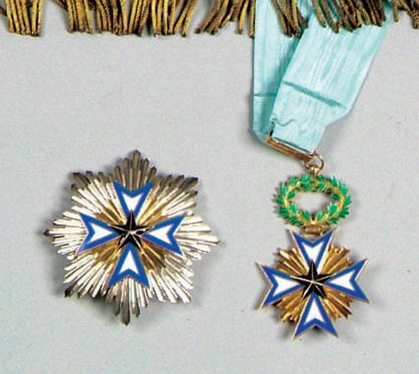 FRANCE (protectorat) Ordre de l'Etoile Noire du Bénin (1883-1892- 1896)
Ensemble de Commandeur avec plaque. Plaque : argent, vermeil, émail. Croix : vermeil, émail, cravate. Dans son écrin "Arthus Bertrand". Avec son diplôme "R.F", "Freydenberg Henri, général de brigade. Paris le 20 novembre 1927". SUP.