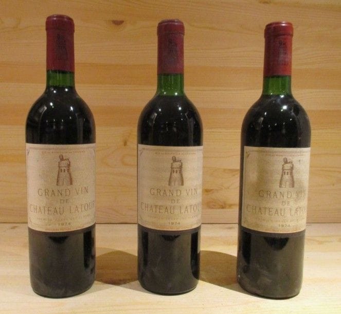 12 bouteilles CHÂTEAU LATOUR, GCC1 Pauillac, 1974 (T.L.B. sinon mieux - e.t.h.).
