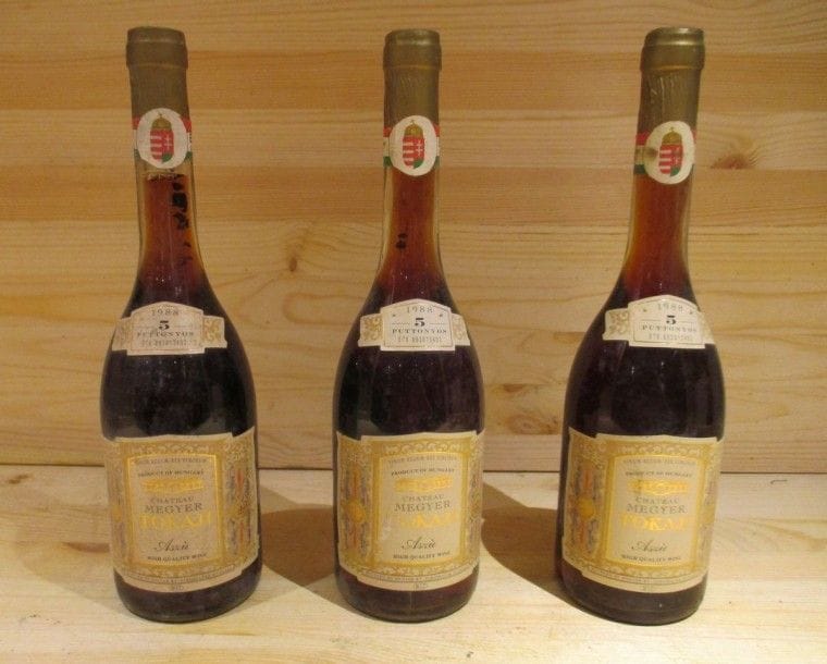 12 bouteilles 50 cl TOKAJI ASZU 5 PUTTONYOS, Château Meyger, 1988 (e.l.s - 2 clm.a.).