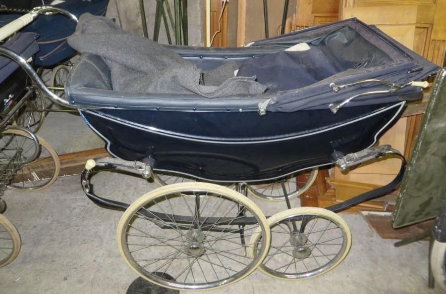 Landau Bonnichon bleu-marine années 1950. (manques et accidents)