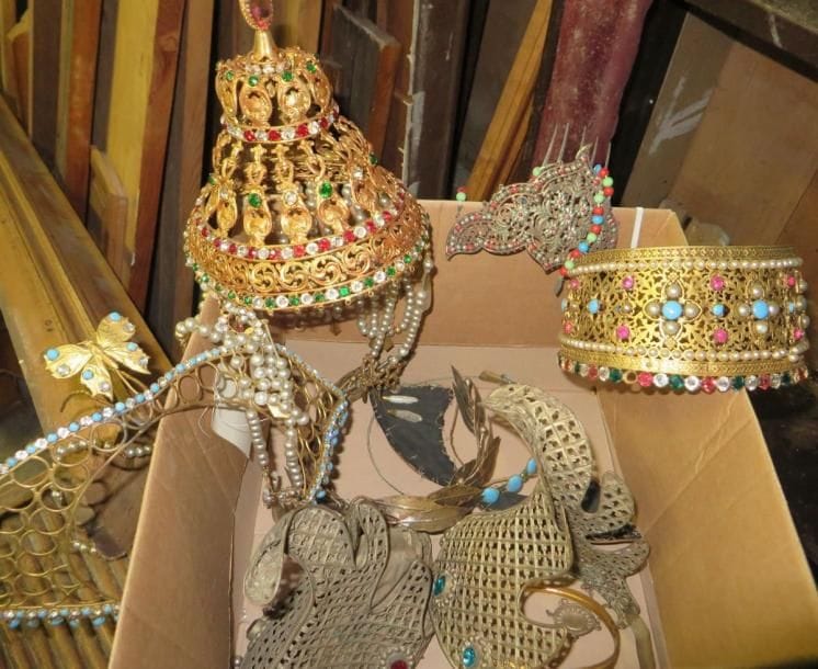 Lot de deux diadèmes, un pectoral, trois ornements de tête, cinq coiffes et une couronne de lauriers dans le goût égyptien et Moyen Orient. (manques et accidents)