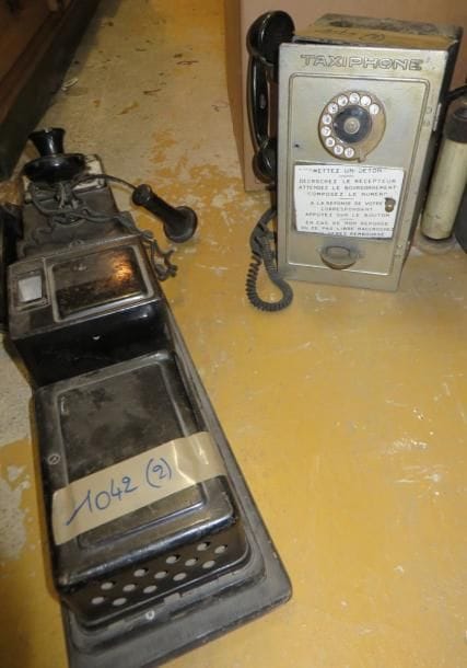 Deux téléphones publics: un américain années 20, "The Gray Telephone Pay Station Company & the Western electric company makers", et un Taxiphone. (manques et accidents)