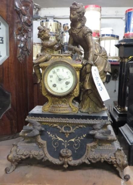 Cartel en bronze à décor de jeune femme et enfant. (manques et accidents)
