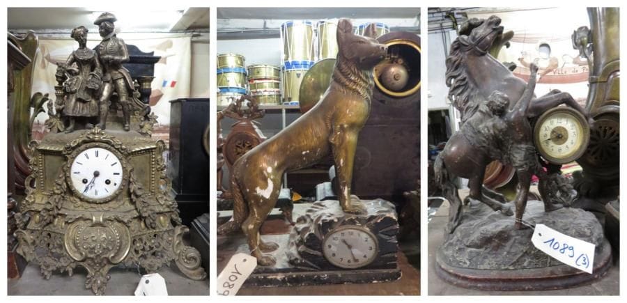 Lot de trois cartels, l'un en bois et plâtre à décor de chien, un autre en métal, à décor de personnages et le troisième en métal et bois à décor d'un personnage et cheval. (manques et accidents)