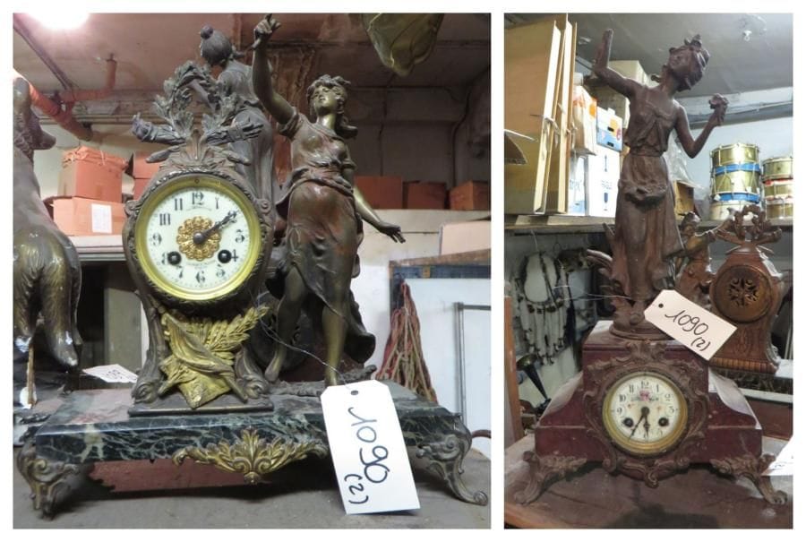 Lot de deux cartels en bronze et métal à décor d'allégories, socle en marbre. (manques et accidents)